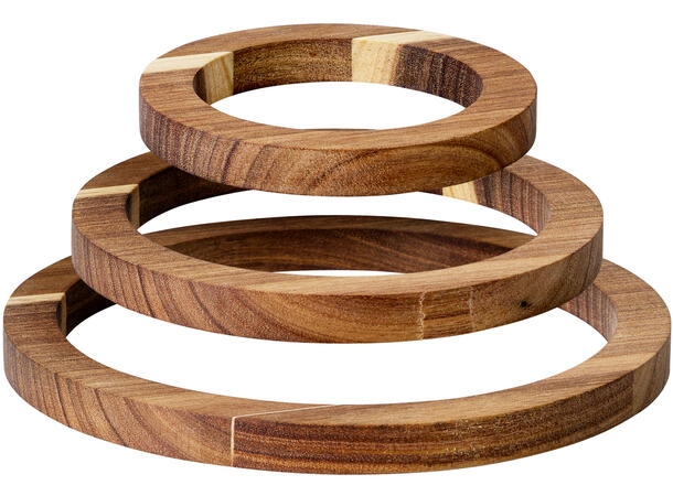 Praktisk sett med 3 gryteunderlag i akasietre. Størrelser Ø12, Ø16 og Ø20 cm. Naturlig og solid kvalitet, perfekt til kjøkken og servering.