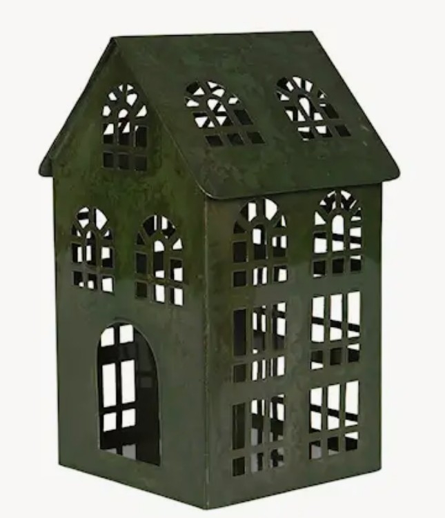 Dette metallhuset er perfekt både som lykt og som dekorasjon. 12 x 13 x 21 cm.
