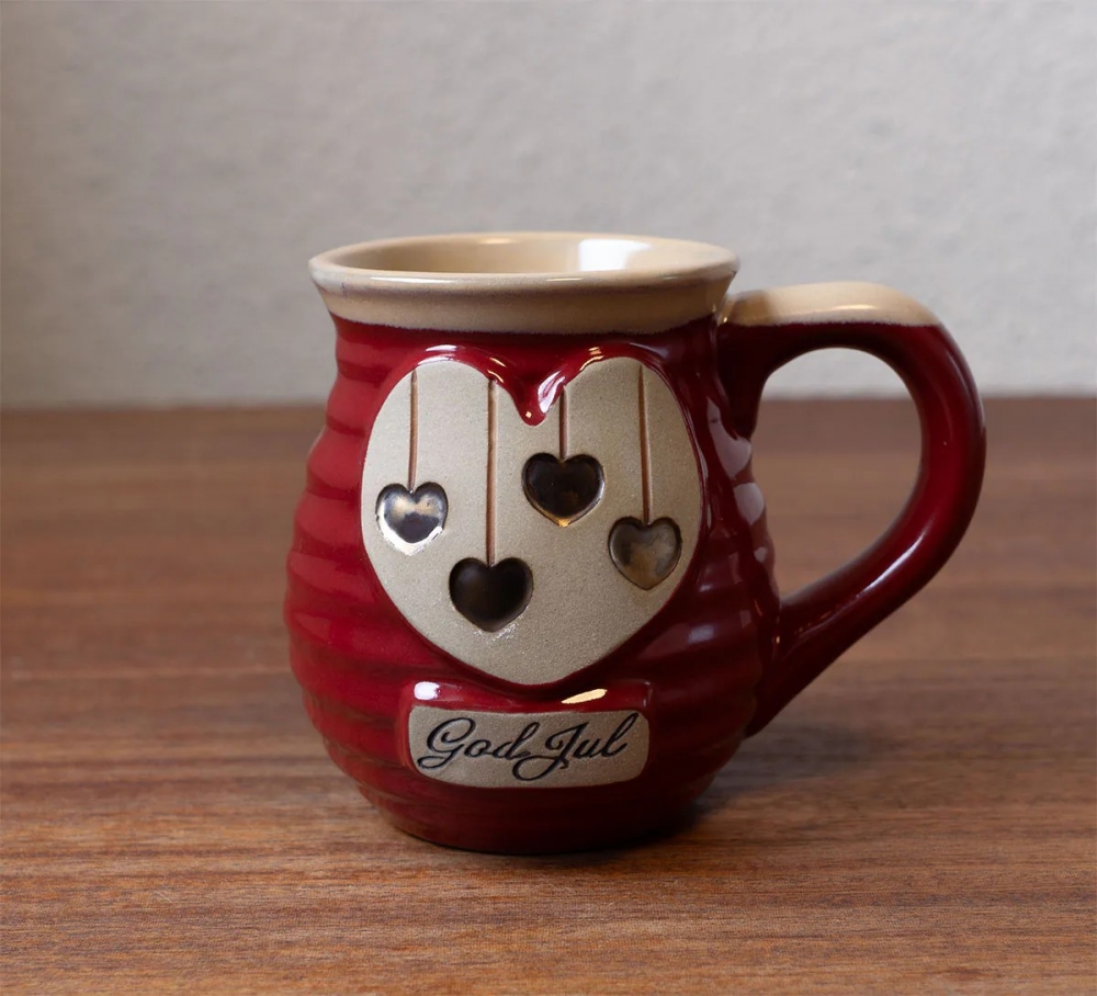 Den ultimate julekoppen i klassisk rød med God jul og gullhjerter for de som elsker julen! Fyll koppen med din favorittdrikk og nyt juletiden.