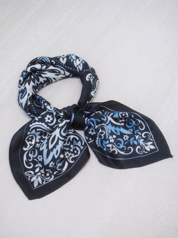 Oppgrader antrekket ditt med dette eksklusive satengskjerfet som måler 68x68 cm, er laget i myk polyester med en luksuriøs satengfinish som gir et flott fall og et elegant skinn.