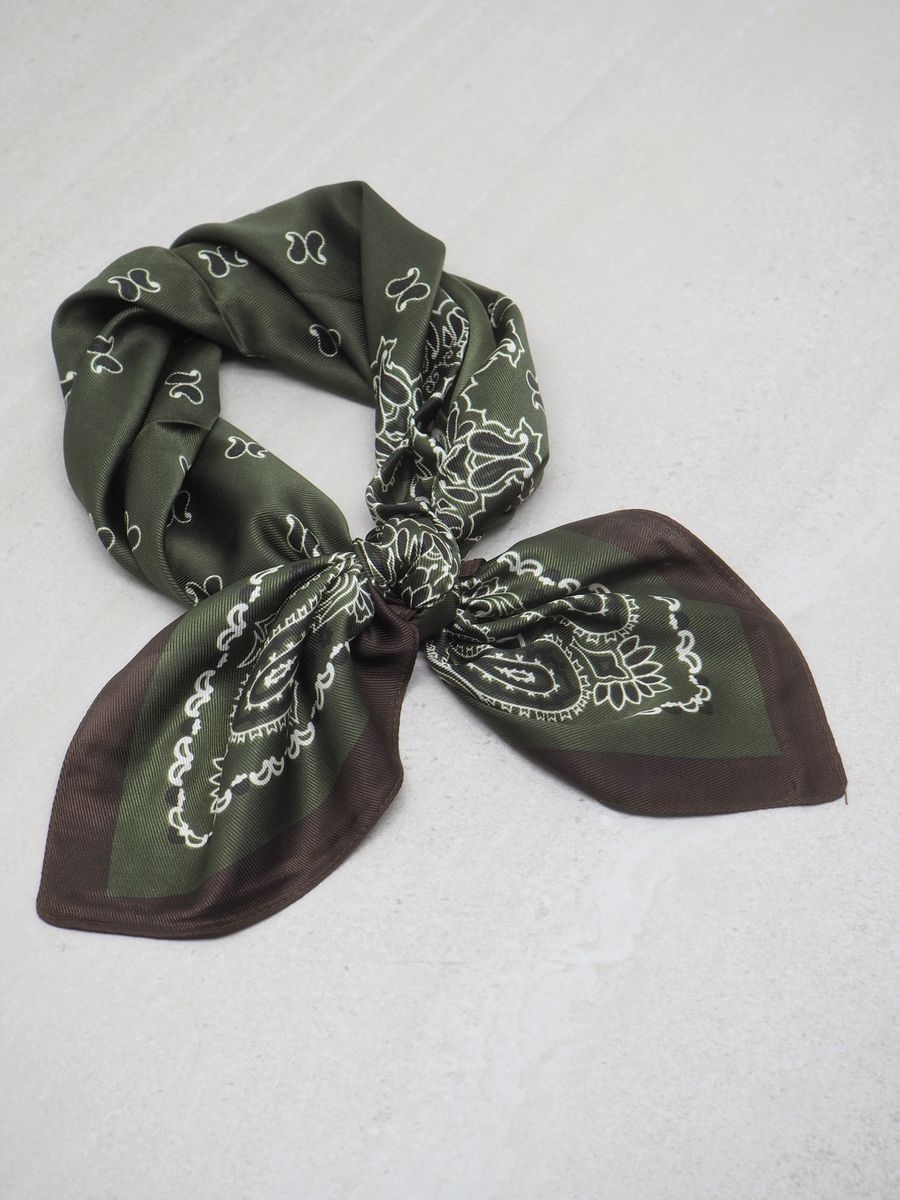 Et elegant satengskjerf i nydelig grønn- og bruntonet mønster – en tidløs kombinasjon som passer både til hverdags og fest. 