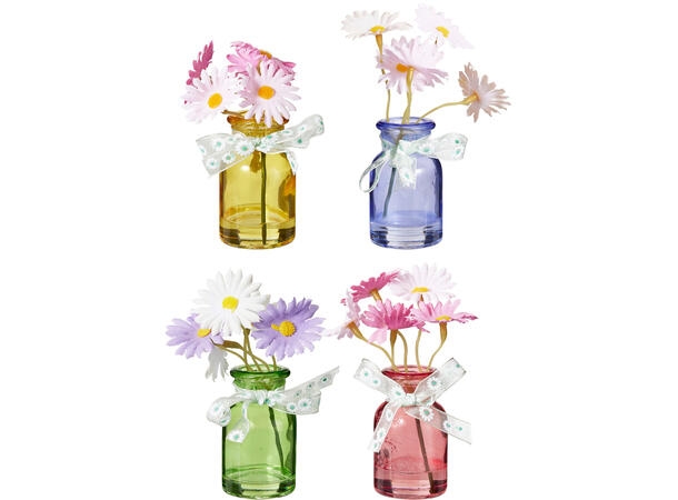 Søte små glassvaser med kunstige blomster. Vasene er 10 x 4 cm med sløyfe. Koselig pynt som gir skikkelig sommerstemning på ett pyntet bord, på hyllen eller på lysfatet.