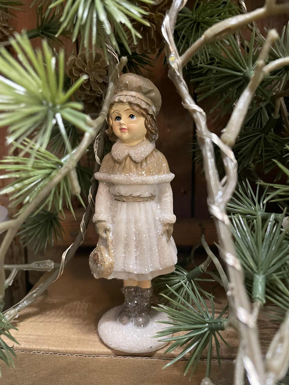 Nydelig jente med veske i beige og brun. 12 cm høy.