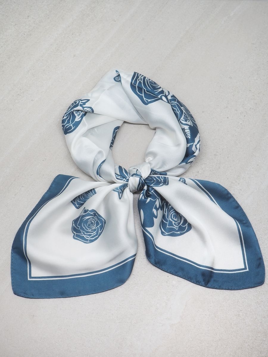 Dette lekre satengskjerfet kommer i harmoniske fargekombinasjon som gir et friskt, elegant og tidløst uttrykk. Laget i myk polyester med satengfinish, har skjerfet en glatt og glansfull overflate som gir antrekket det lille ekstra.