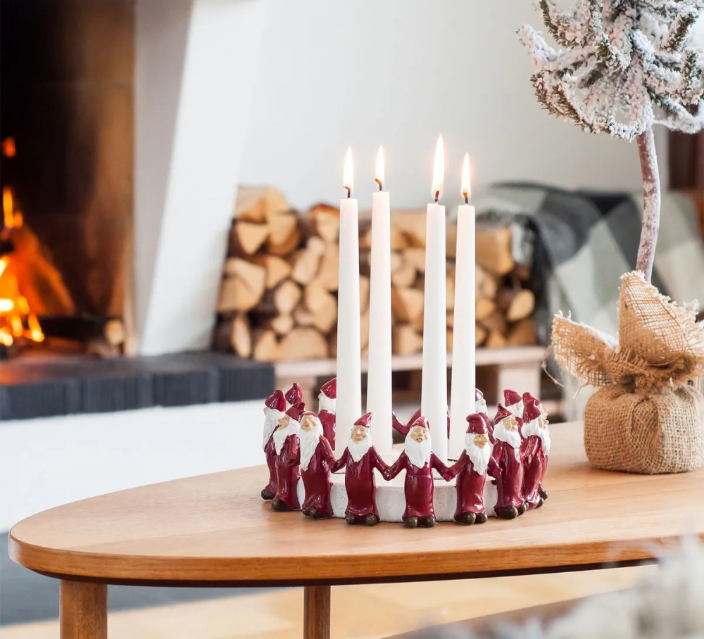 En rekke koselige nisser kledd i rødt står hånd i hånd rundt denne lekre adventlysestaken. Flott som midtpunktet på bordet eller som et dekorstykke på hylla.