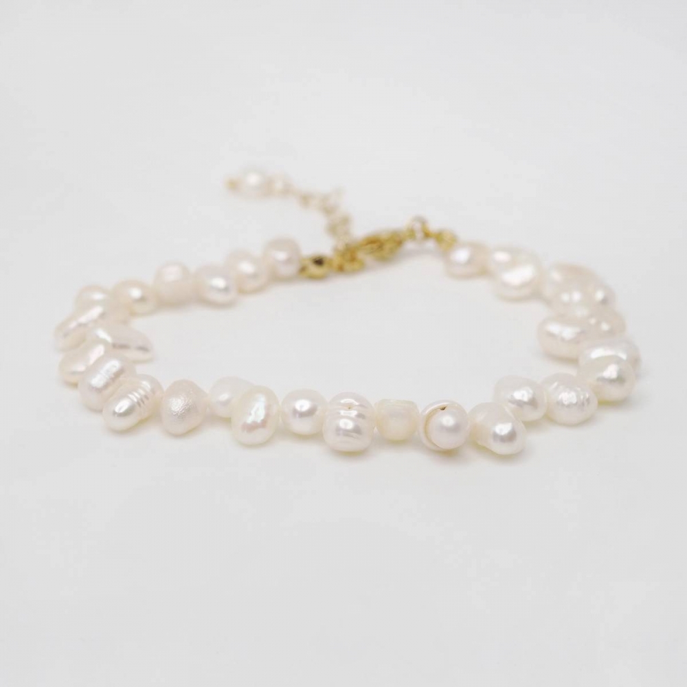 Armbånd med nydelige ferskvannsperler, stainless steel. Lengde ca 15cm + 5cm forlengelseslenke.

Nikkelfritt produkt.