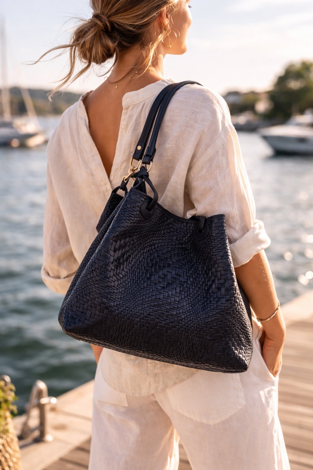 Denne mørkeblå italienske skinnvesken kombinerer tidløs eleganse med praktisk funksjonalitet. Det unike vortex-mønsteret – inspirert av virvlende bevegelser – gir vesken et særpreget og sofistikert uttrykk. 