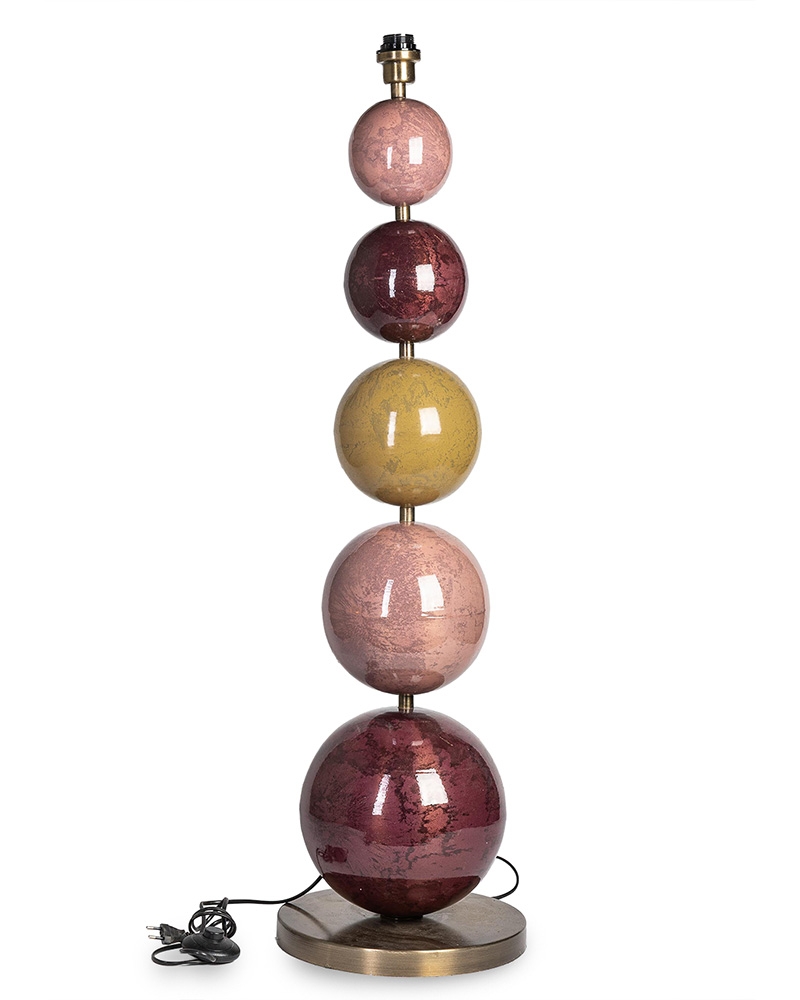 Multistone-lampefoten kombinerer moderne design med praktisk belysning gjennom karakteristiske glober i en vakker, glasert glans. Kombinasjonen av burgunder, sennepsgul og støvete rosa gir rommet et fargerikt, men likevel sofistikert preg.