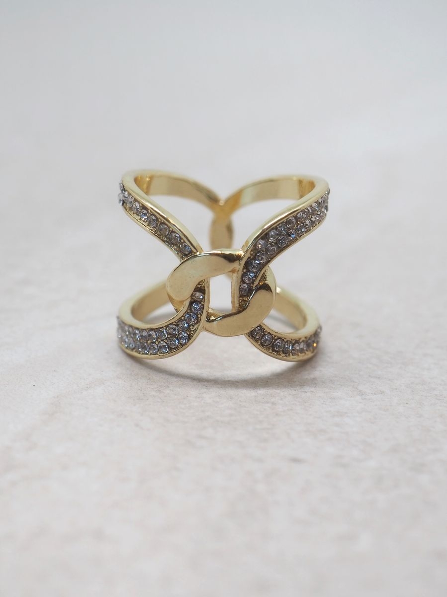 Løft antrekket med denne elegante skjerfnålen i gullfarge, dekorert med vakker strass som gir et subtilt, men luksuriøst glimt. Skjerfnålen er liten og nett (ca. 3x2 cm) og passer perfekt til skjerf, sjal, blazere og kåper.