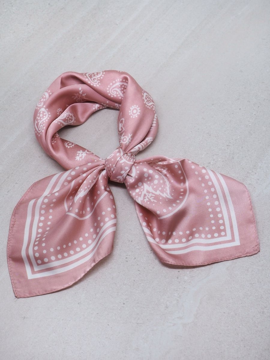 Dette klassiske satengskjerfet i rosa og off-white er et tidløst tilbehør som løfter ethvert antrekk. De rolige og elegante fargene gjør skjerfet enkelt å kombinere med både lyse og mørke plagg, og det passer like godt til hverdagsbruk som til fest.