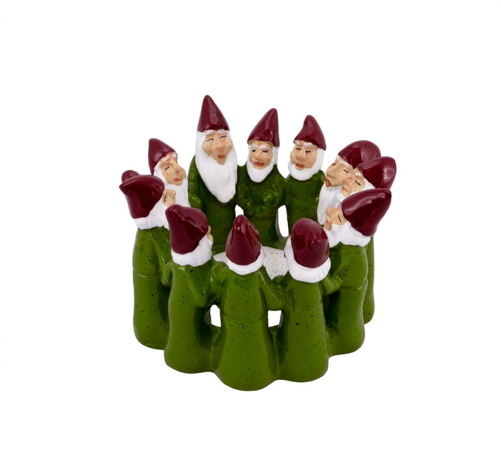12 nisser kledd i røde luer og grønne frakker, står arm i arm i en sirkel der smil og julehygge deles mellom venner.