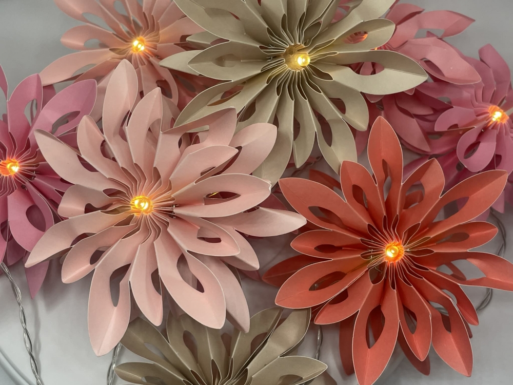 Nydelige blomster med ledlys, solid og flott å dekorere med på bordet, i en hylle eller i en bolle. Tenk når mørket senker seg med disse på ett pent dekket bord! 2 AA batterier (medfølger ikke).