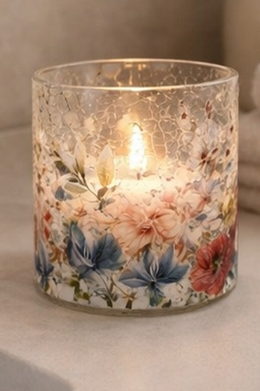 Nydelig lysglass fra Trend design. Dette er det store lysglasset i denne serien, 11,5 x 13 cm. Fantastiske detaljer, ett smykke av ett lysglass!