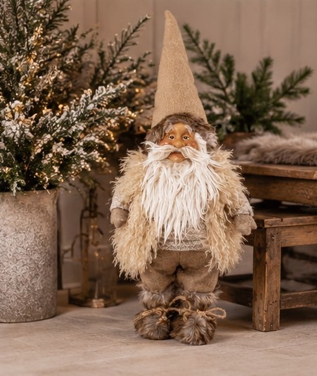 Merk størrelsen! Dette er en herlig nisse med ett ordentlig fint uttrykk i ansiktet. 