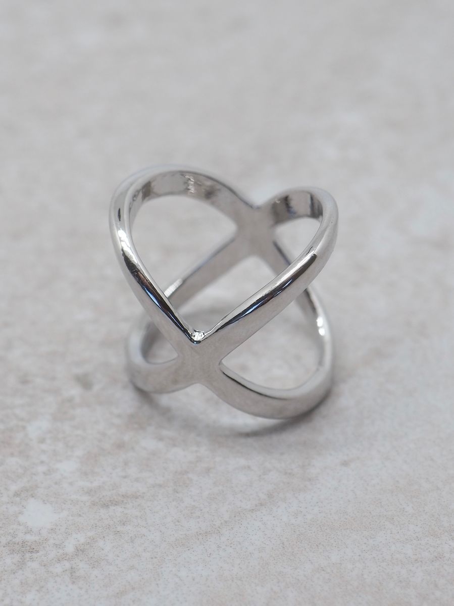 Denne skjerfringen i sølvfarget metall har en moderne, åpen design som gir antrekket et stilrent preg. Perfekt for å style skjerf eller samle stoff på en elegant måte.
Str.: 2cm * 2cm