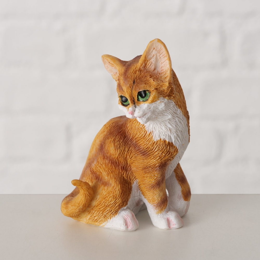 Figuren er laget av høykvalitetsharpiks og den er overflatebehandlet i brunt og hvitt med en håndmalt overflate. Høyde 8,5 cm og bredde 5 cm.