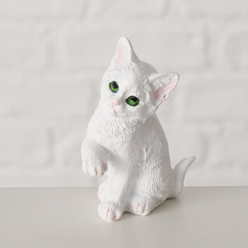 Figuren er laget av høykvalitetsharpiks og den er overflatebehandlet i brunt og hvitt med en håndmalt overflate. Høyde 8,5 cm og bredde 5 cm.