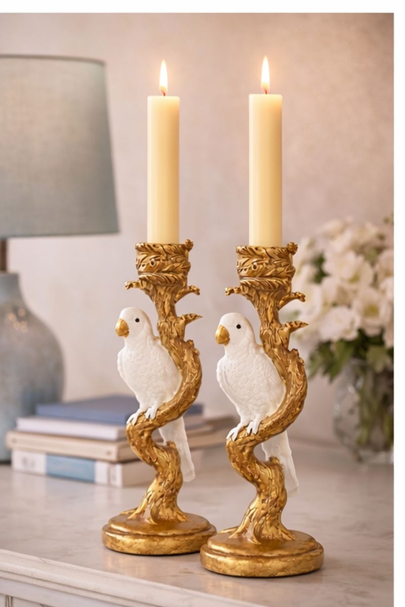 Lysestake med fugl på en gren. For de som ønsker et eksotisk og lekent element i interiøret sitt. Laget av polyetylen, 26 cm høy.