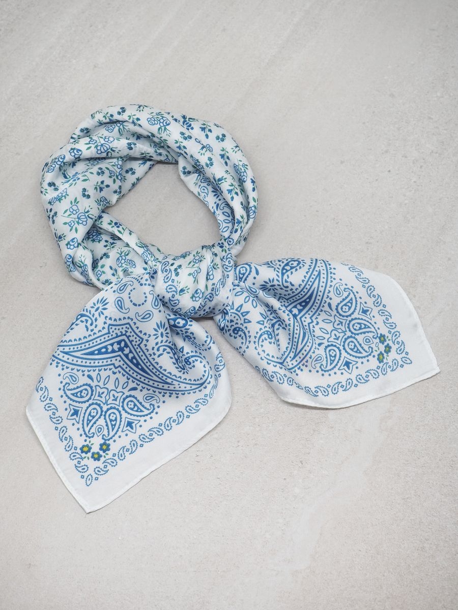 Dette lekre satengskjerfet kommer i harmoniske fargekombinasjon som gir et friskt, elegant og tidløst uttrykk. Laget i myk polyester med satengfinish, har skjerfet en glatt og glansfull overflate som gir antrekket det lille ekstra.