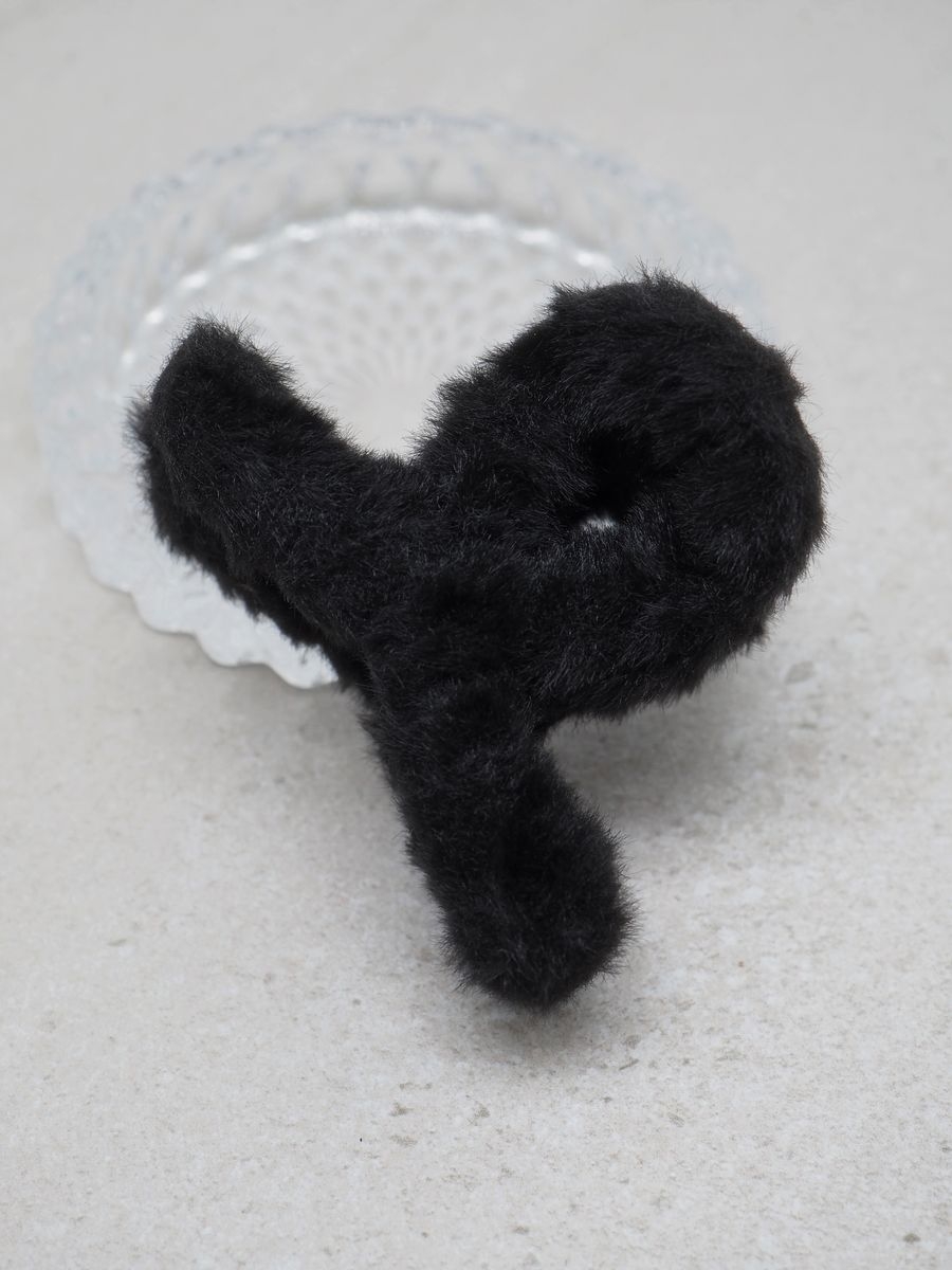 Denne store hårklypen med myk fuskepels i svart gir frisyren et elegant og luksuriøst preg.
Den kombinerer funksjon og stil – perfekt for deg som vil ha et pent, men komfortabelt hårtilbehør.