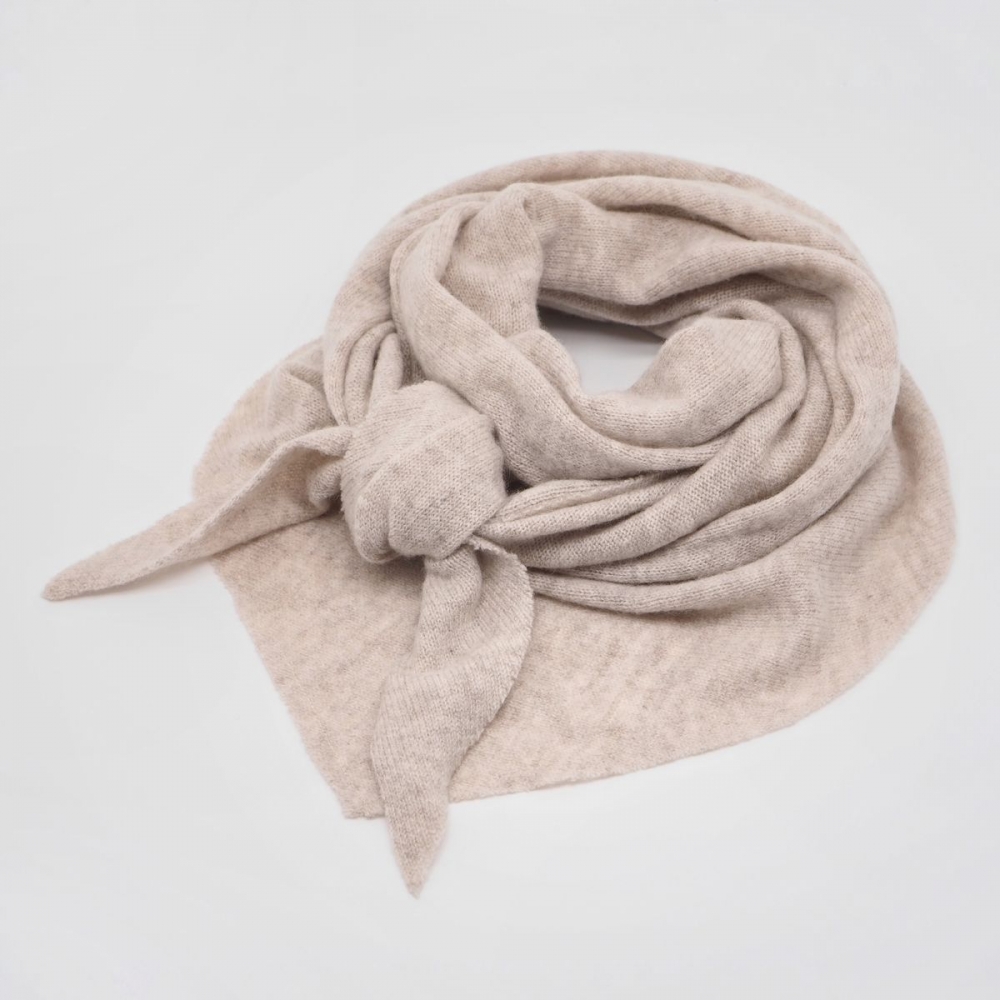Merinoull triangelskjerf i melert beige. Deilig mykt skjerf som ikke klør.
Lengde 130 cm, høyde 75 cm.