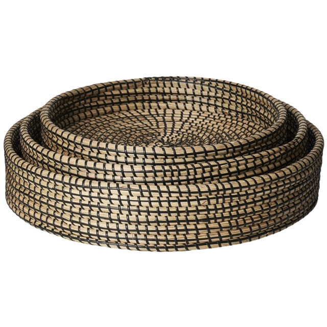 Brettene/ kurvene er 35 - 45 cm i diameter med 7 - 9 cm høy kant.