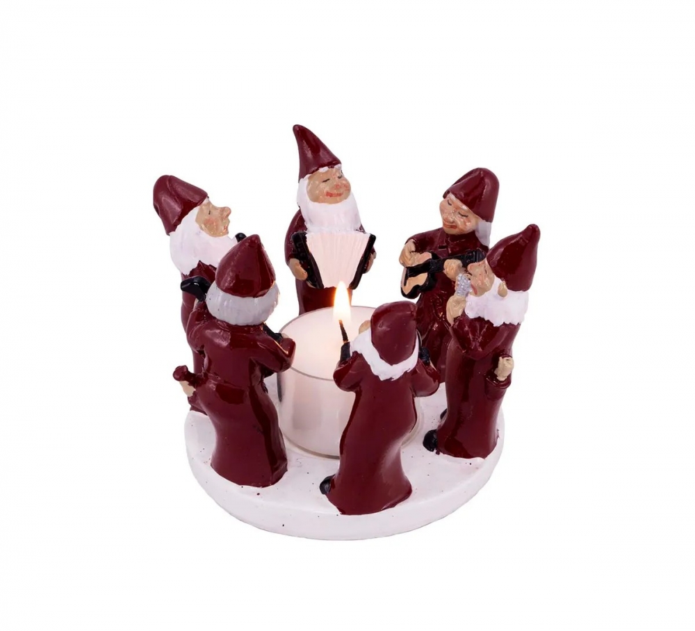 Disse 6 nissene, kledd i røde luer og frakker, spiller hvert sitt instrument rundt et bål. Med to trekkspill, et munnspill, en gitar, en bass og en sanger er denne gruppen mer en klar for å spille noen glade julesanger! Rom for telys.