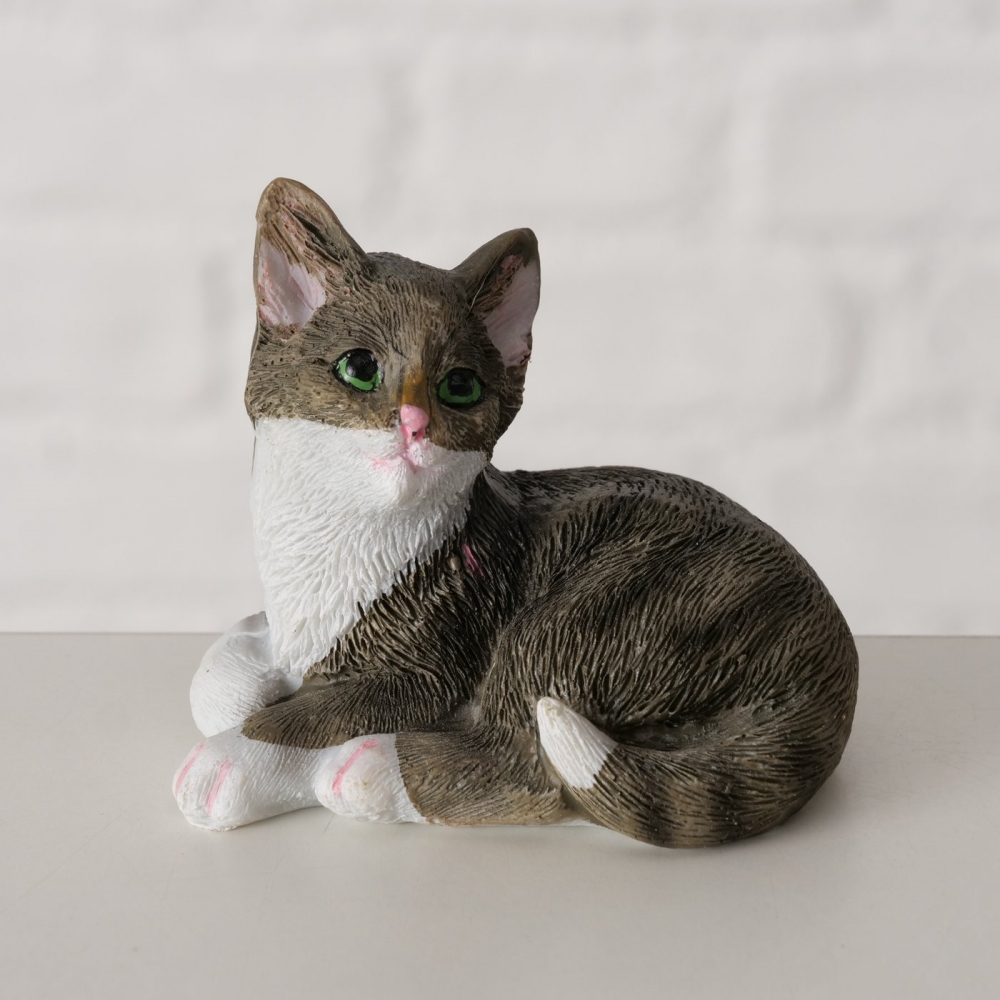 Figuren er laget av høykvalitetsharpiks og den er overflatebehandlet i brunt og hvitt med en håndmalt overflate. Høyde 8,5 cm og bredde 5 cm.