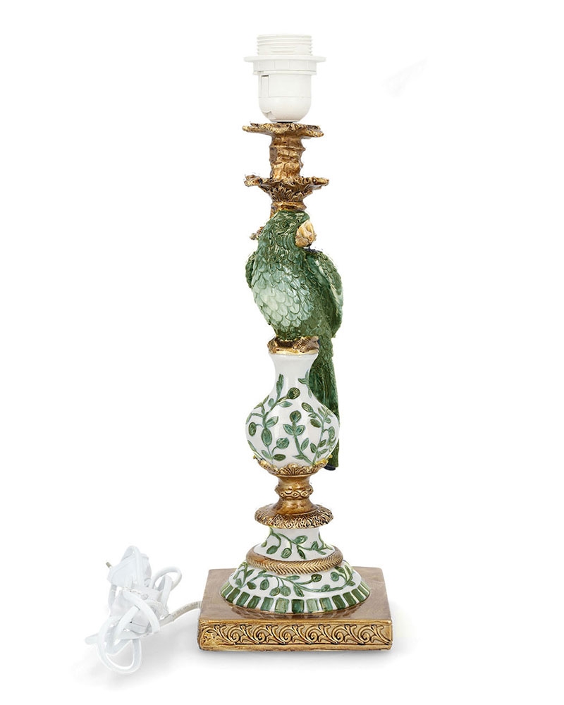 Gi belysningen i rommet ditt et eksotisk preg med denne papegøyelampefoten. Laget av poly. Lampefoten er 43 cm høy. Passer veldig godt sammen med den grønne lampeskjermen med fryser som selges separat.