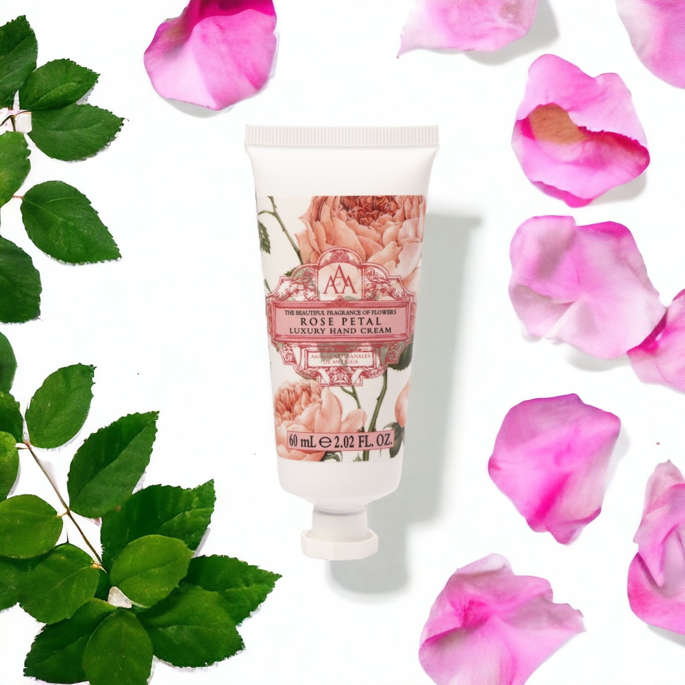 En deilig håndkrem med sheasmør for ekstra fuktighet og næring. Kremen etterlater huden myk, fresh og velduftende. 60 ml.
Duft:
Med en herlig forførende duft av duggfriske roseblader
