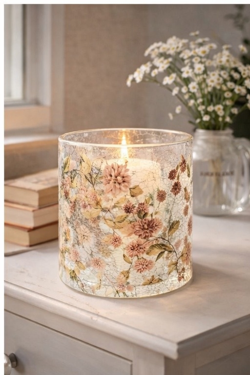 Nydelig lysglass fra Trend design. Dette er det store lysglasset i denne serien, 11,5 x 13 cm. Fantastiske detaljer, ett smykke av ett lysglass!