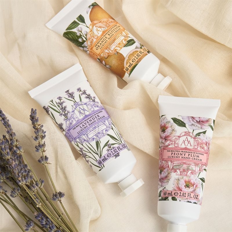 En deilig håndkrem med sheasmør for ekstra fuktighet og næring. Kremen etterlater huden myk, fresh og velduftende. 60 ml.
Duft:
En vakker urteaktig blomsterduft med hint av patchouli og sedertre