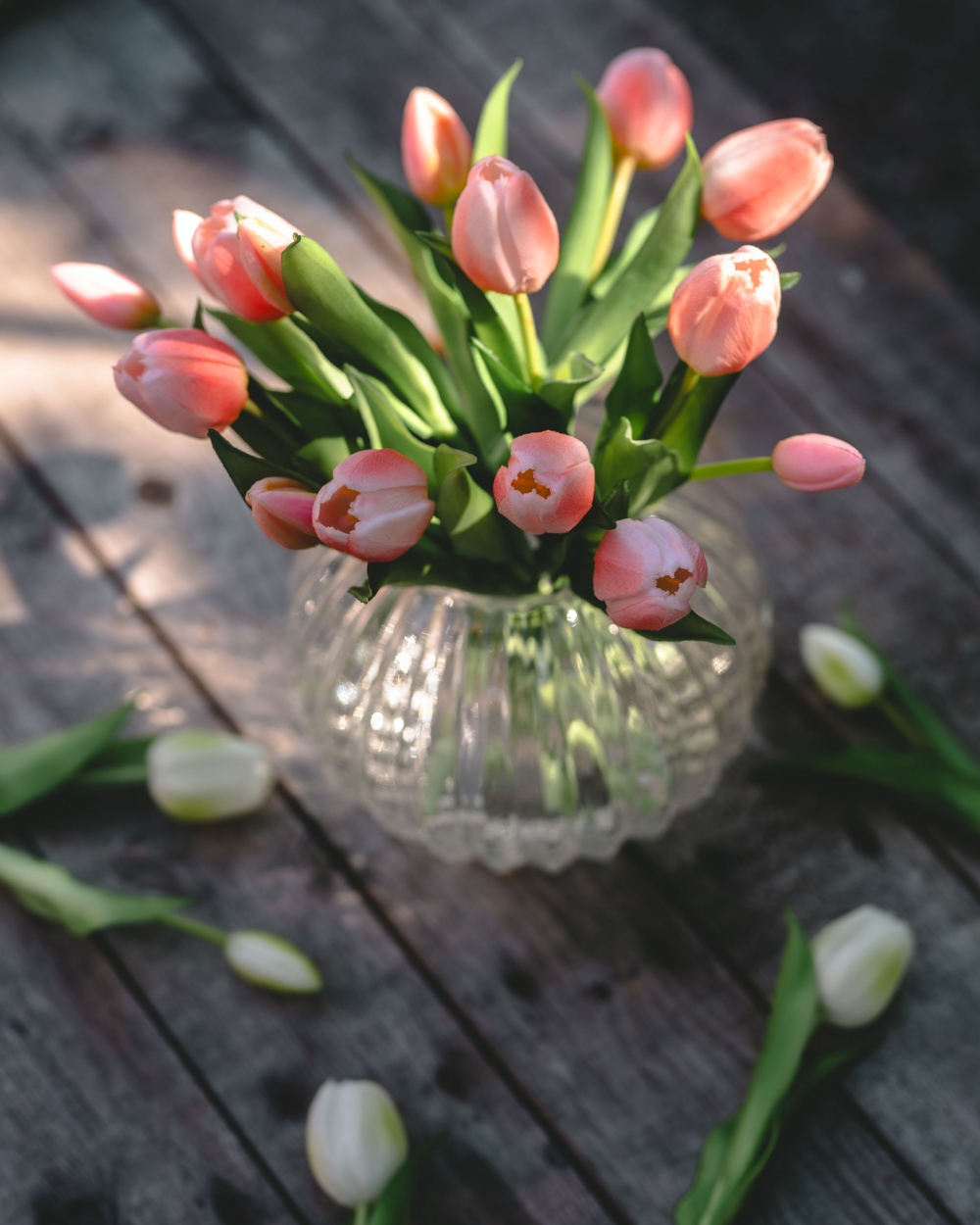 Bukett med tulipaner laget av plast. 5 tulipaner i hver bukett. Utrolig flotte og naturtro. Stilkene er ca 30 cm høye.