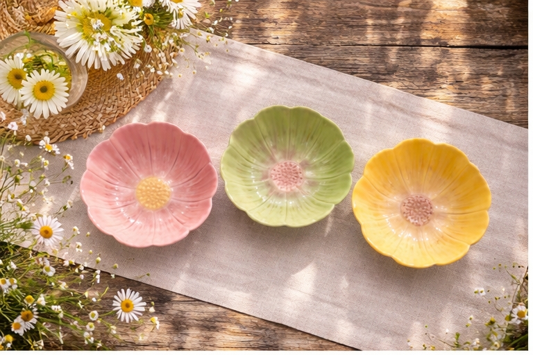 Keramikkskåler i grønt, gult og rosa. Skålene er 11 x 4,5 cm.