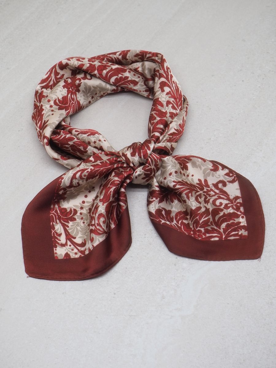 Et vakkert og tidløst skjerf i sateng i dyp vinrød farge – elegant, allsidig og lett å style. Skjerfet er laget av 100% polyester, som gir en glatt, myk overflate med lett glans og behagelig følelse mot huden.