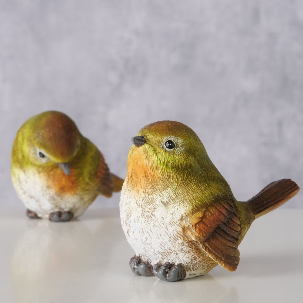 Fuglene er laget av grønn harpiks med en matt, håndmalt finish og pent håndverk. Fuglene er 7 cm høye og 10 cm brede.