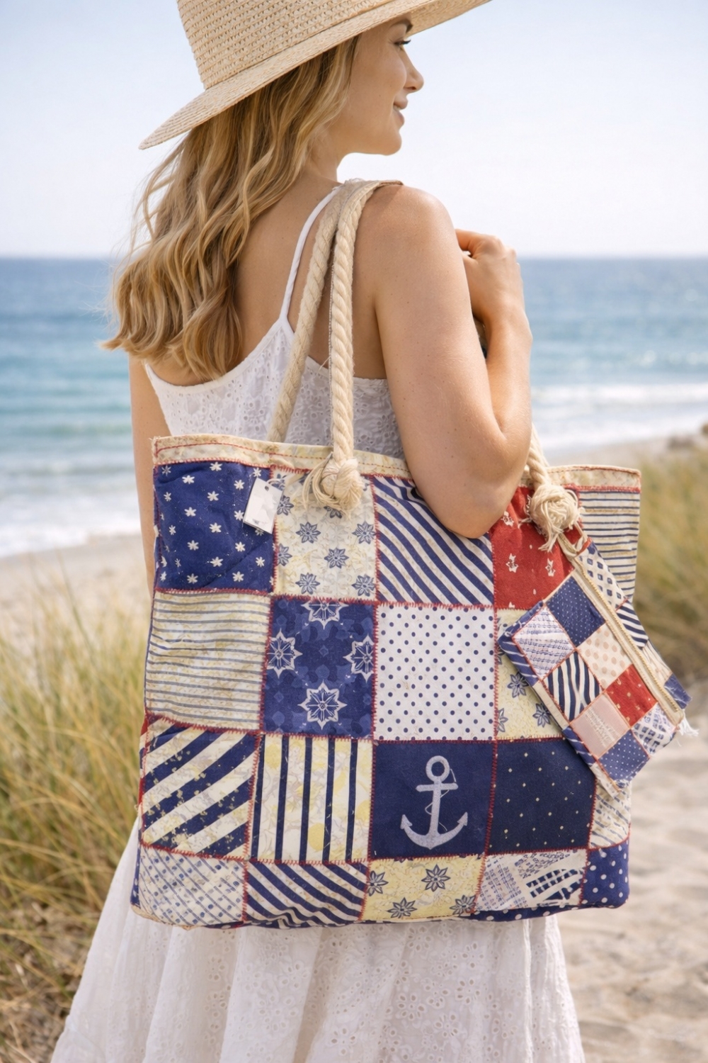 Veske med for og glidelås. Lommebok i samme mønster følger med! 50 x 35 cm. 