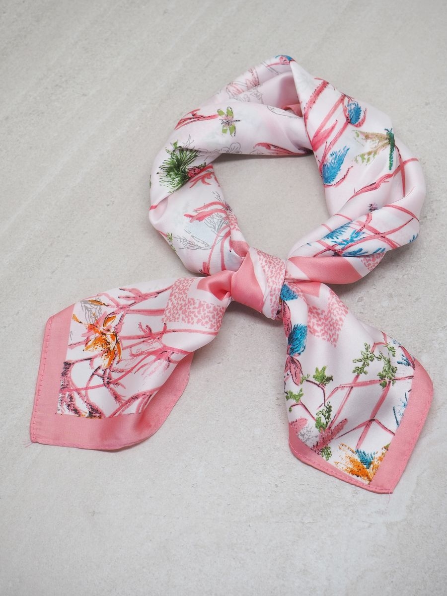 Skjerf i rosa og blåfarger. Enkelt å knyte og faller fint rundt halsen. Relativt stort og passer både til ytterjakker, skjorte eller til ullgenser.

Størrelse 70 X 70 cm

Materiale: polyester 