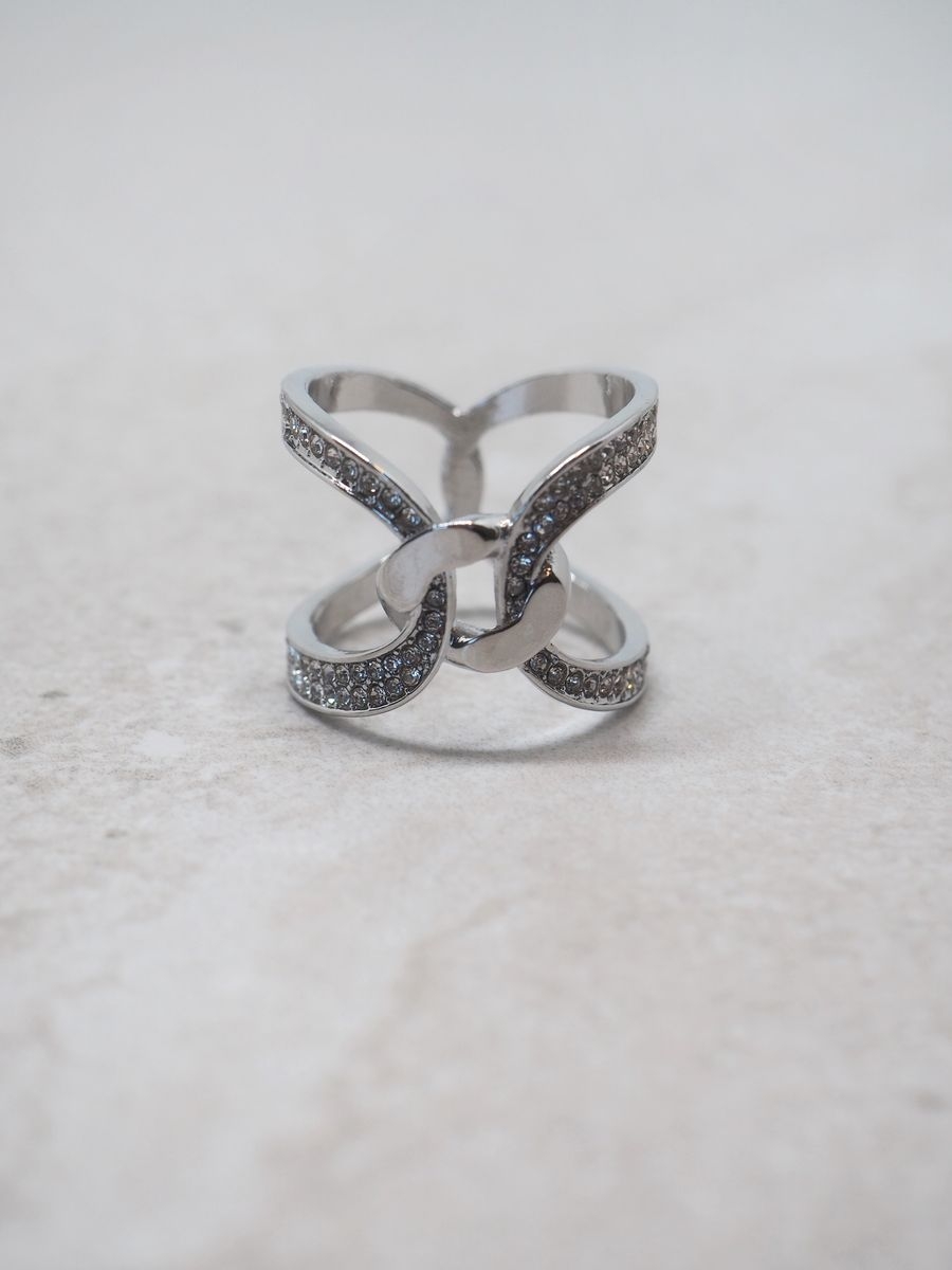 Løft antrekket med denne elegante skjerfnålen i sølvfarge, dekorert med vakker strass som gir et subtilt, men luksuriøst glimt. Skjerfnålen er liten og nett (ca. 3x2 cm) og passer perfekt til skjerf, sjal, blazere og kåper.