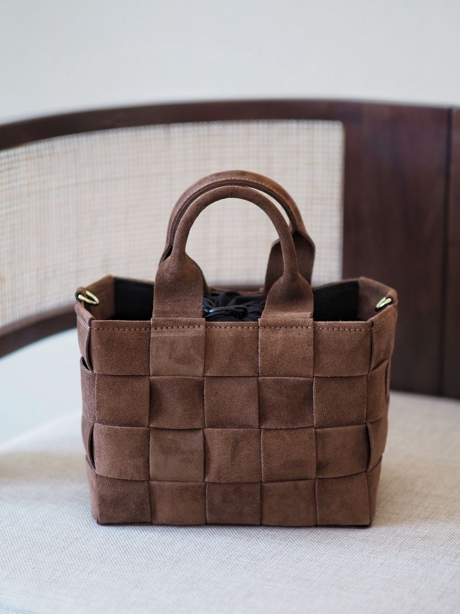 Denne nydelige vesken i flettet semsket skinn kombinerer tidløs eleganse med praktisk design. Produsert i Italia, hvor håndverk og kvalitet står i sentrum, er dette en veske du vil bruke sesong etter sesong.