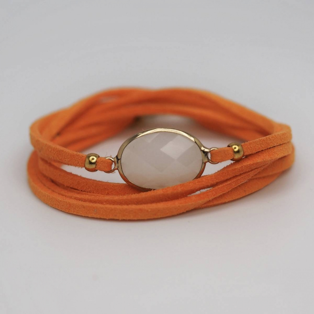 Trendy skinnarmbånd i orange som man surrer rundt armen. Lenke som gir forlengelse med smykkelås. Mykt skinn som er litt elastisk med hvit opal sten i gullramme. Fin å bruke alene eller kombinere med andre armbånd. Lengde 51 cm. Nikkelfri.