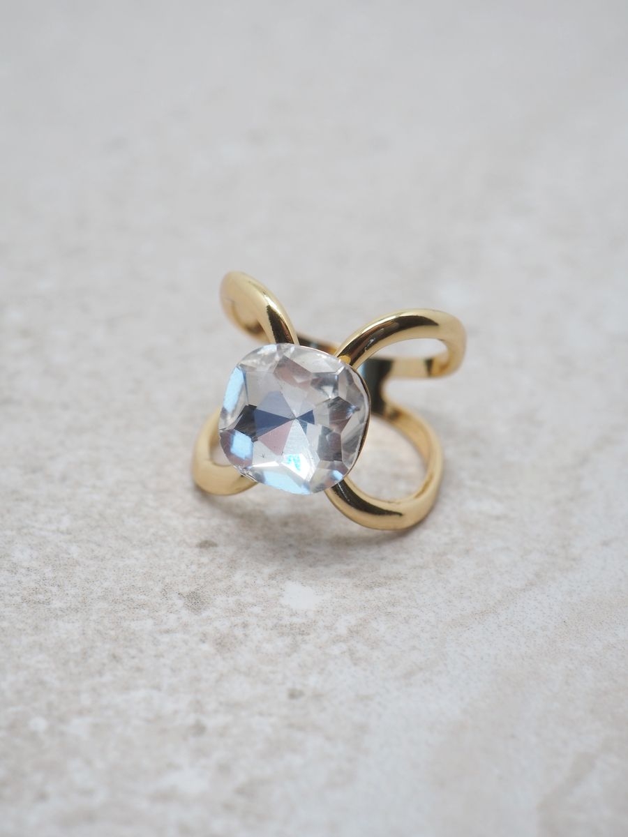 Skjerfnål med krystall og gullfarget finish.