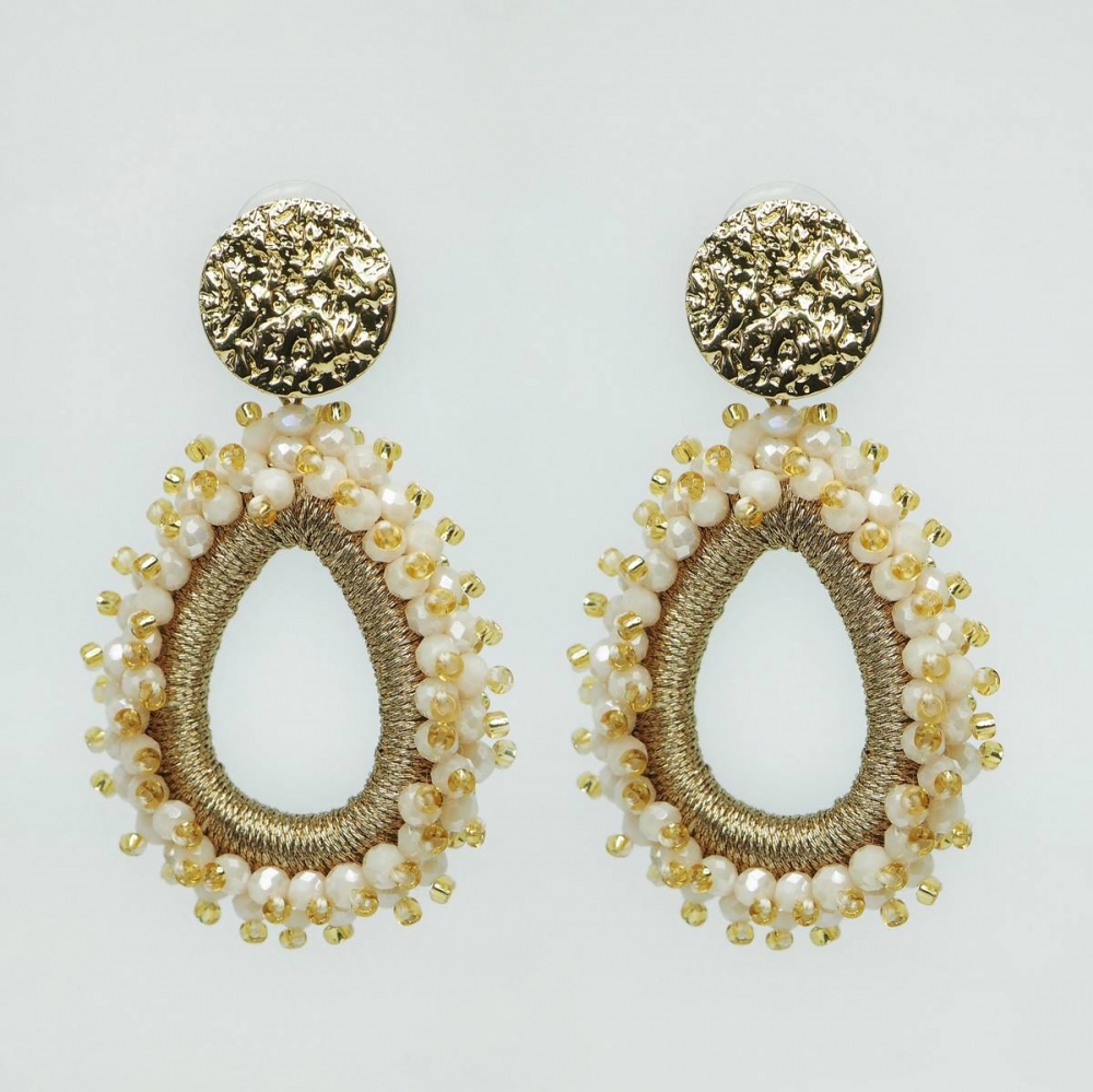 Nydelige øredobber med glassperler og gulldekor.

Øredobbene er ikke tunge. 

Lengde: ca 5,5cm

Nikkelfritt produkt.