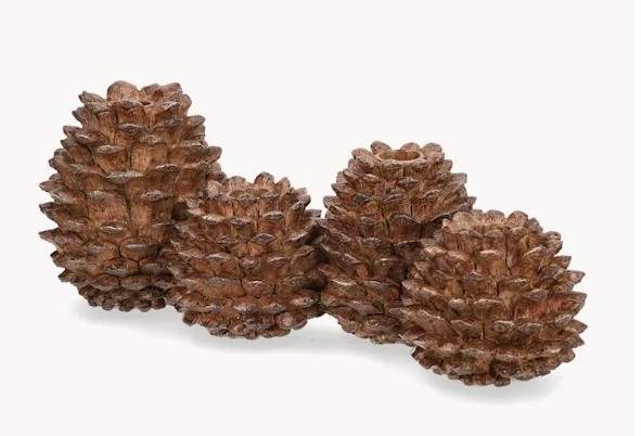 Lysestake for fire lys i form av kongler. For de som ønsker å bli inspirert av skog og natur i interiørdesignet sitt. Laget av polyetylen. 36 cm lang.