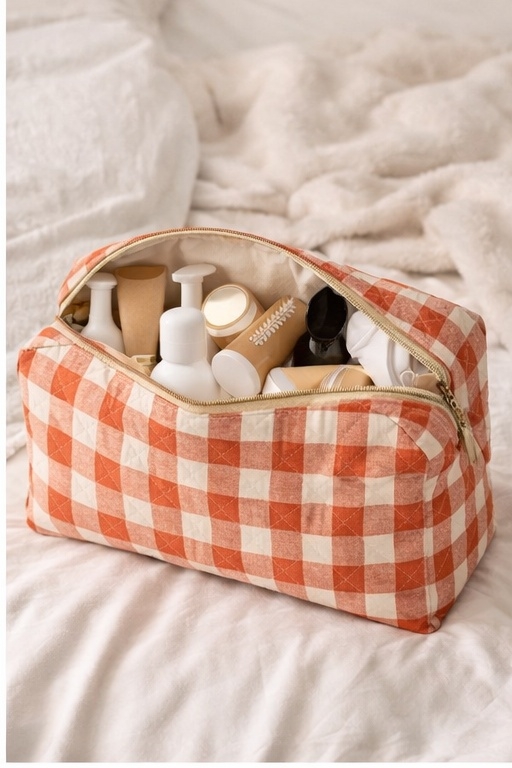 Herlig serie med stor og liten toalett veske samt veske i samme stoff! Denne store toalettvesken har plass til det meste, den er 34 cm lang, 23 cm høy og 12 cm bred.