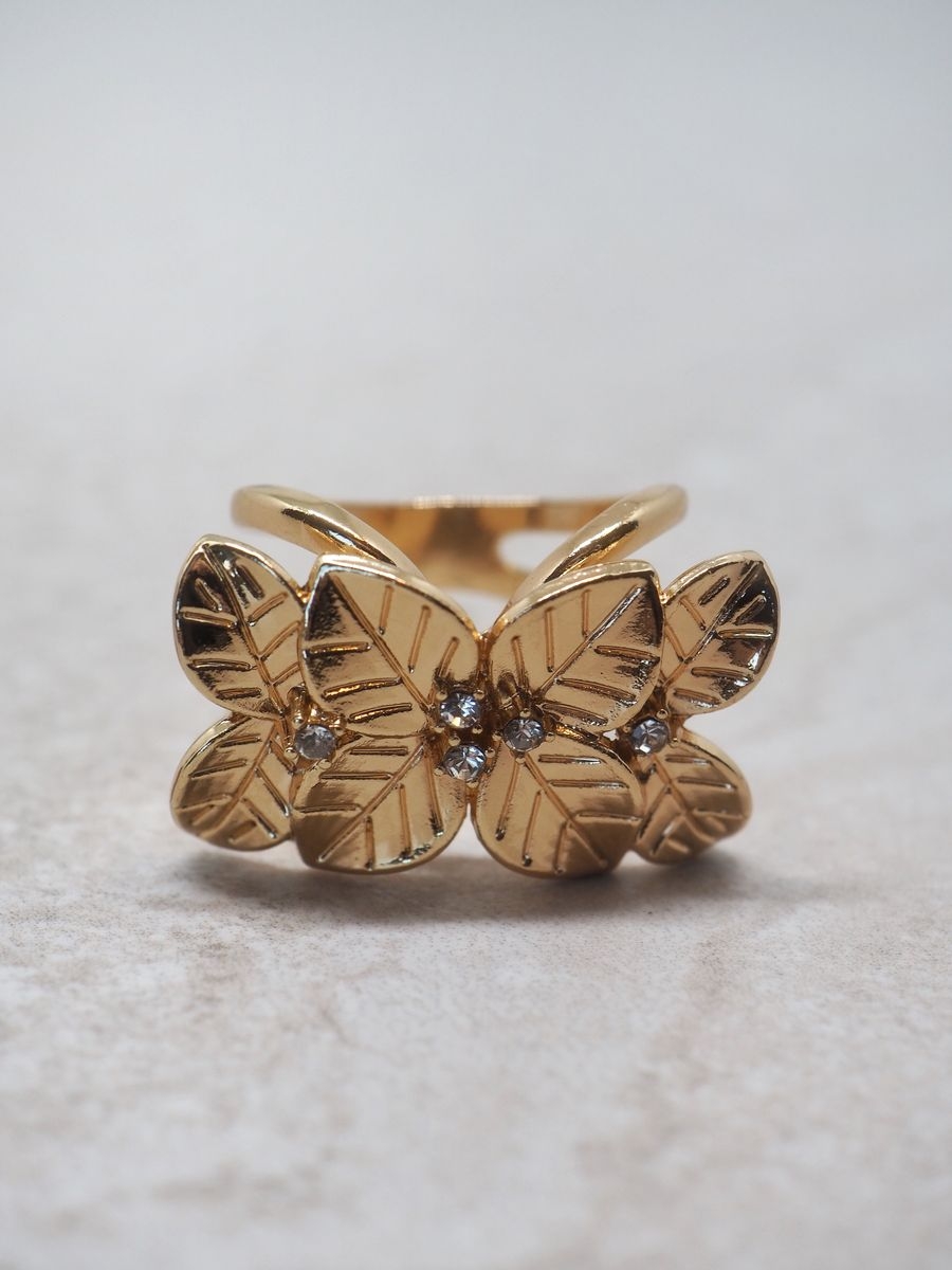 Gi antrekket et delikat og stilfullt løft med denne gullargede skjerfnålen med elegant blomstermotiv Skjerfnålen har en tidløs og feminin utforming, og størrelsen på ca. 3x2 cm gjør den både nett og iøynefallende uten å virke prangende.